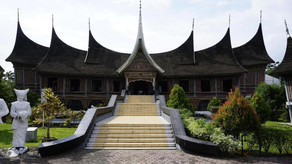 Hw Hotel Padang Exterior foto
