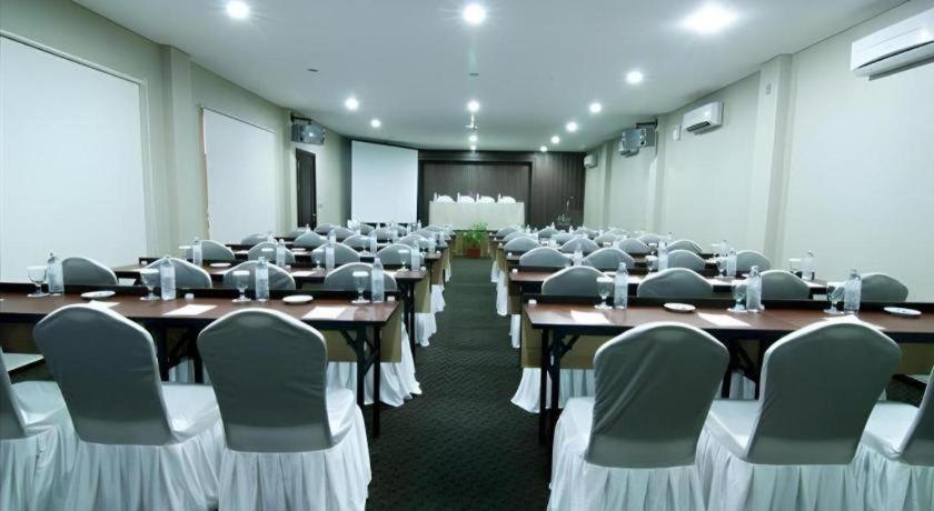 Hw Hotel Padang Exterior foto